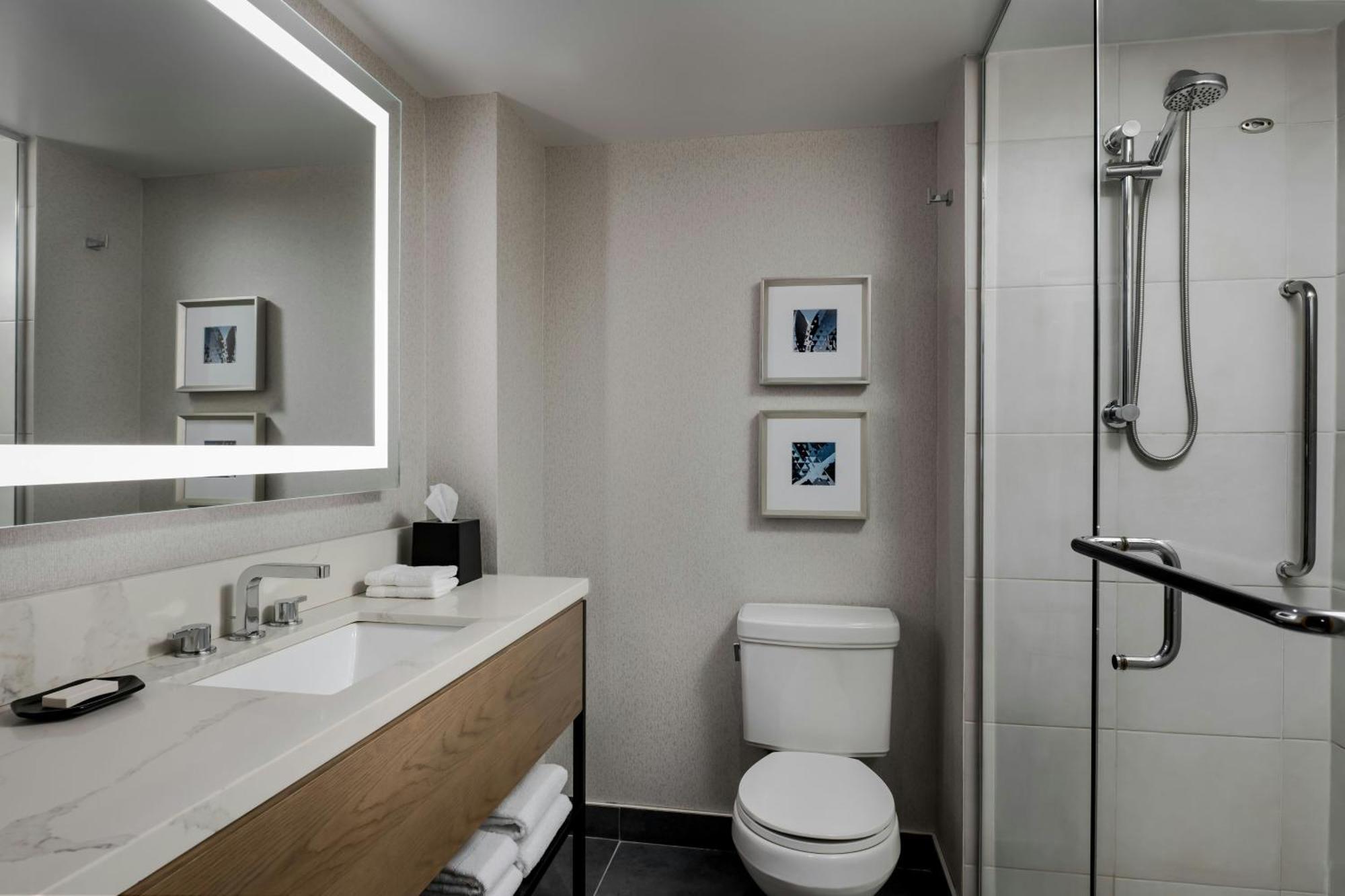 Hotel Sheraton Montreal Airport 4*
