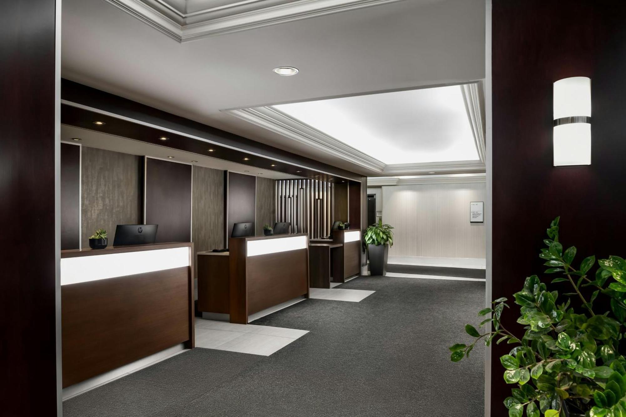 Sheraton Montreal Airport Hotel 4*